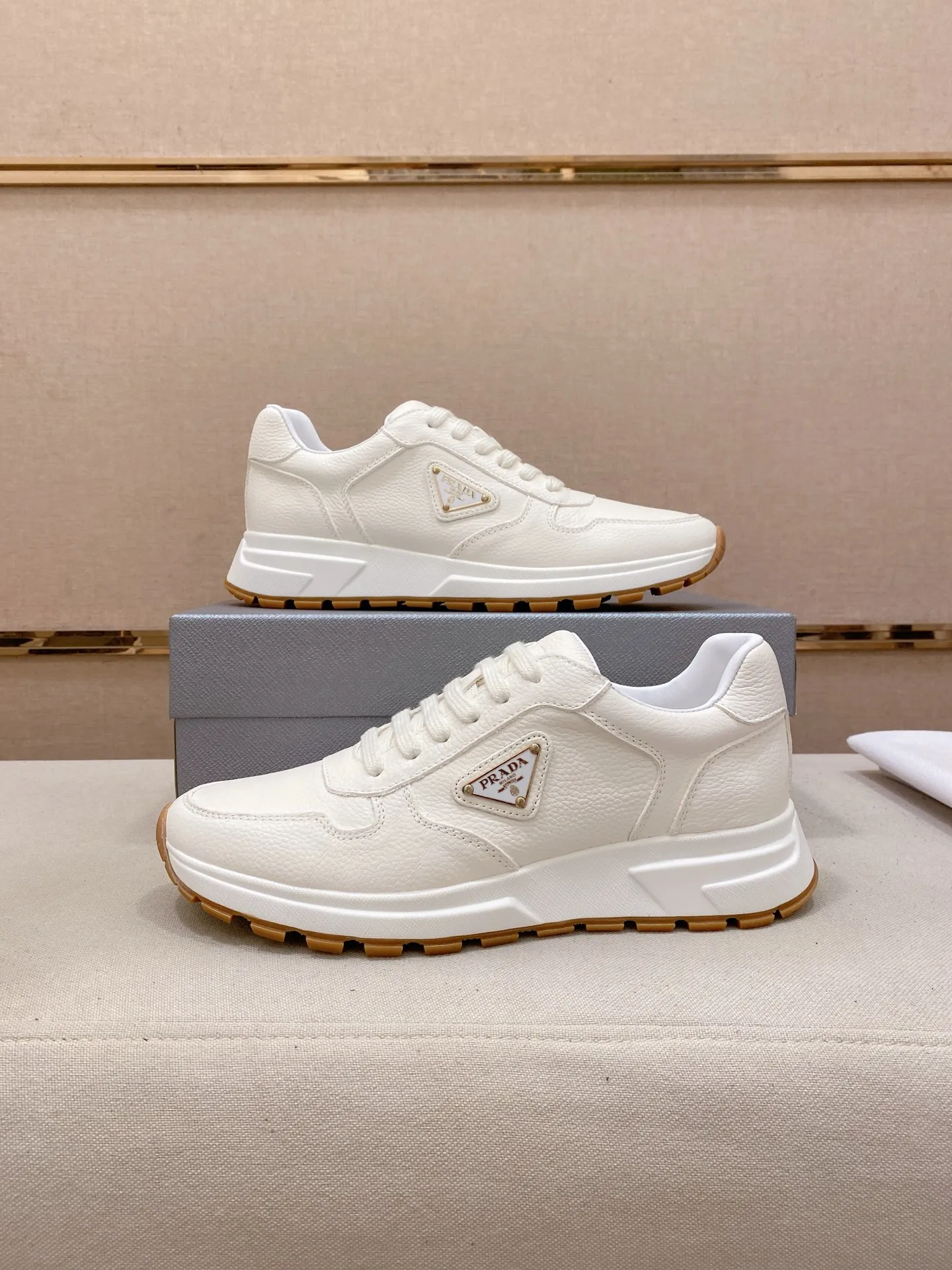 Factory price 560💰(High version) New Prada (Prada) high-top counters are on the market at the same time, new men's shoes, 😘fabrics are selected from waterproof technical cloth. First layer cowhide lining. 👍🏿Original molded anti-slip rubber outsole, with exquisite lines, simple and elegant, comfortable and high-end for leisure travel. Number of yards: 38 to 44. (Can be customized for 45.46.)